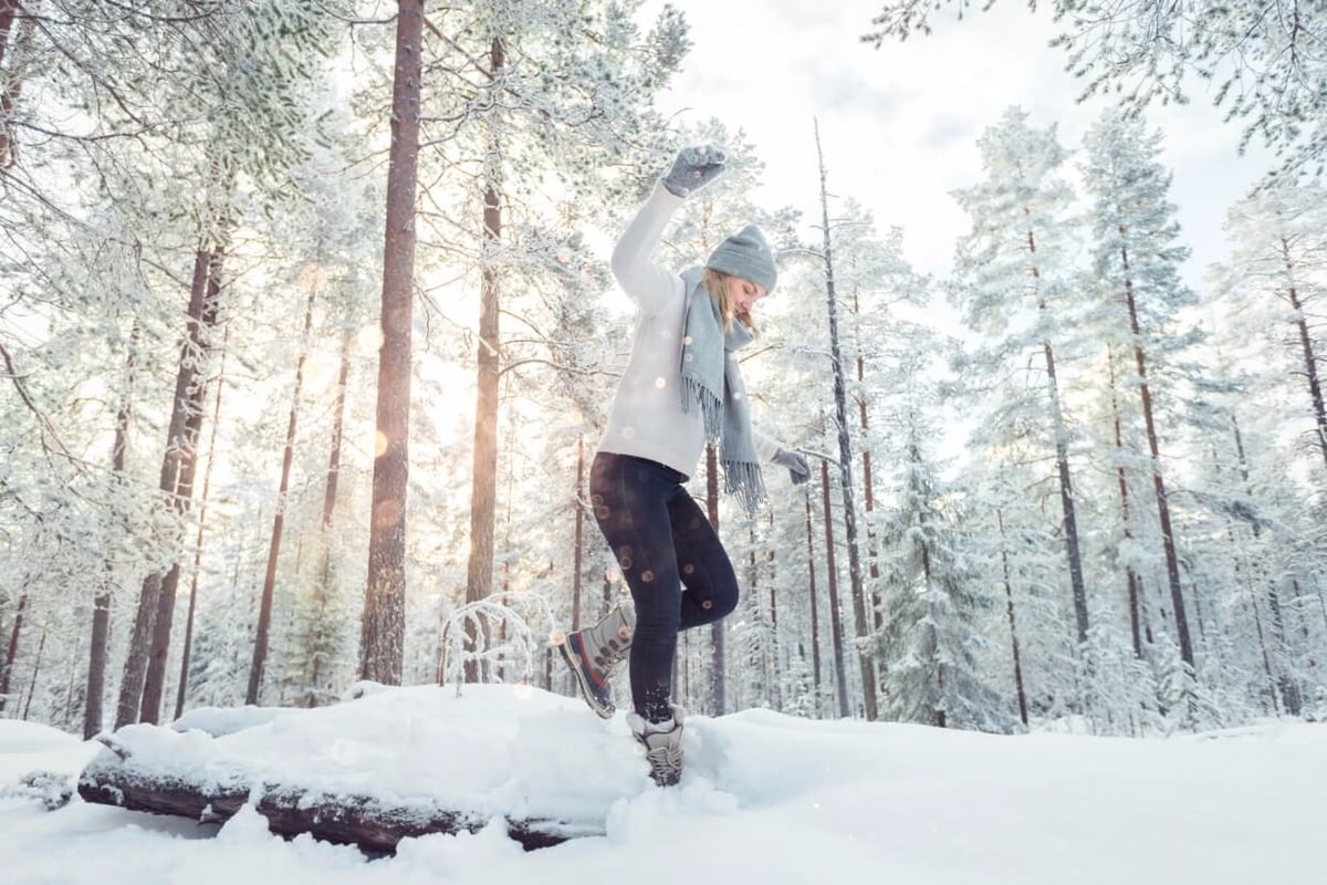 girl-winter-forest-bg