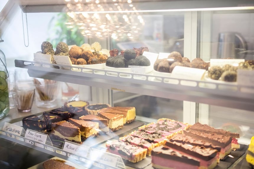 Herkullisen näköiset raakakakut ovat jo tutumpia suuremmallekin yleisölle.