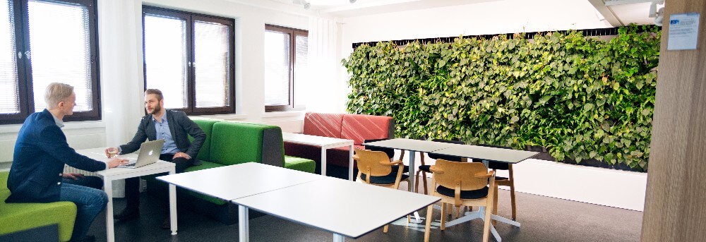 En bred, smart växtvägg med levande växter på Miljöministeriet, Finland.