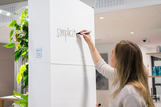 Den smarta växrväggens bakpanel kan fungera som en whiteboard.