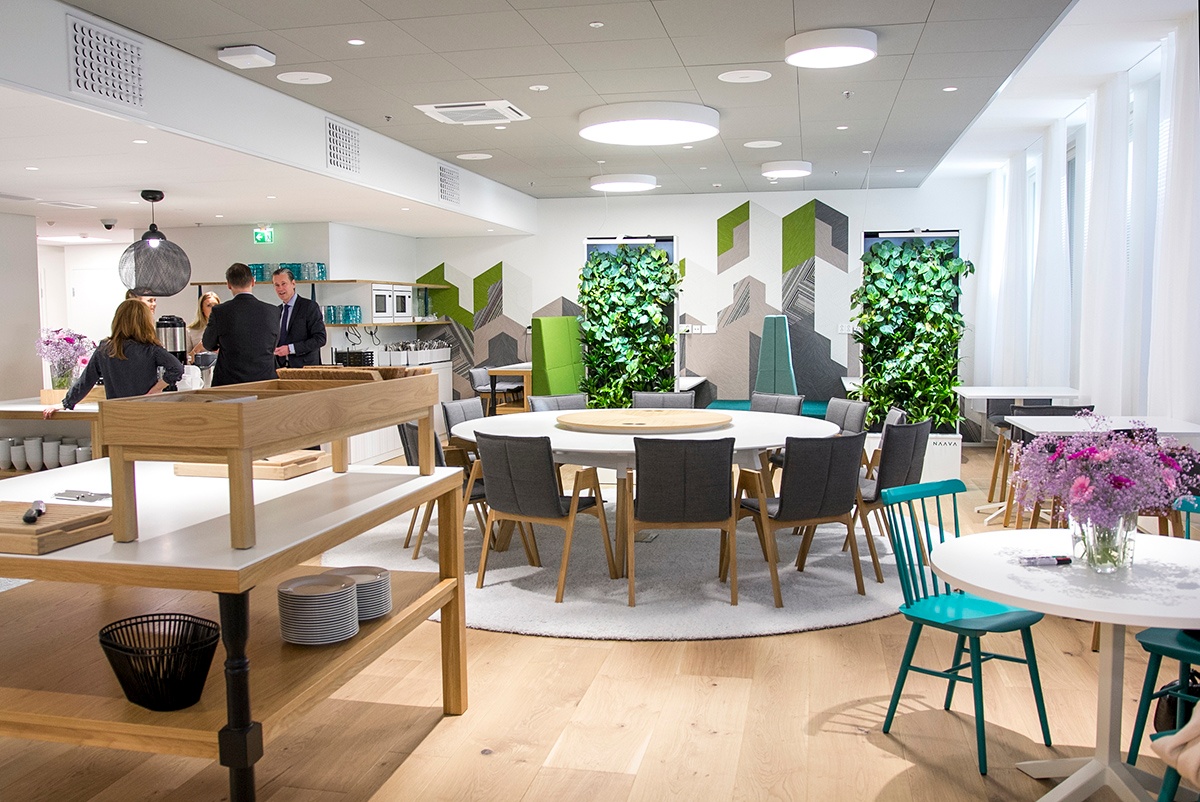 The multifunctional space is a meeting place for employees of all different branches. 