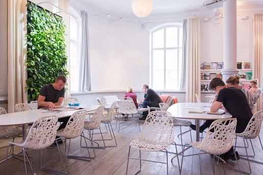 Naava livar upp det multifunktionella utrymmet hos ÅWL Arkitekter.