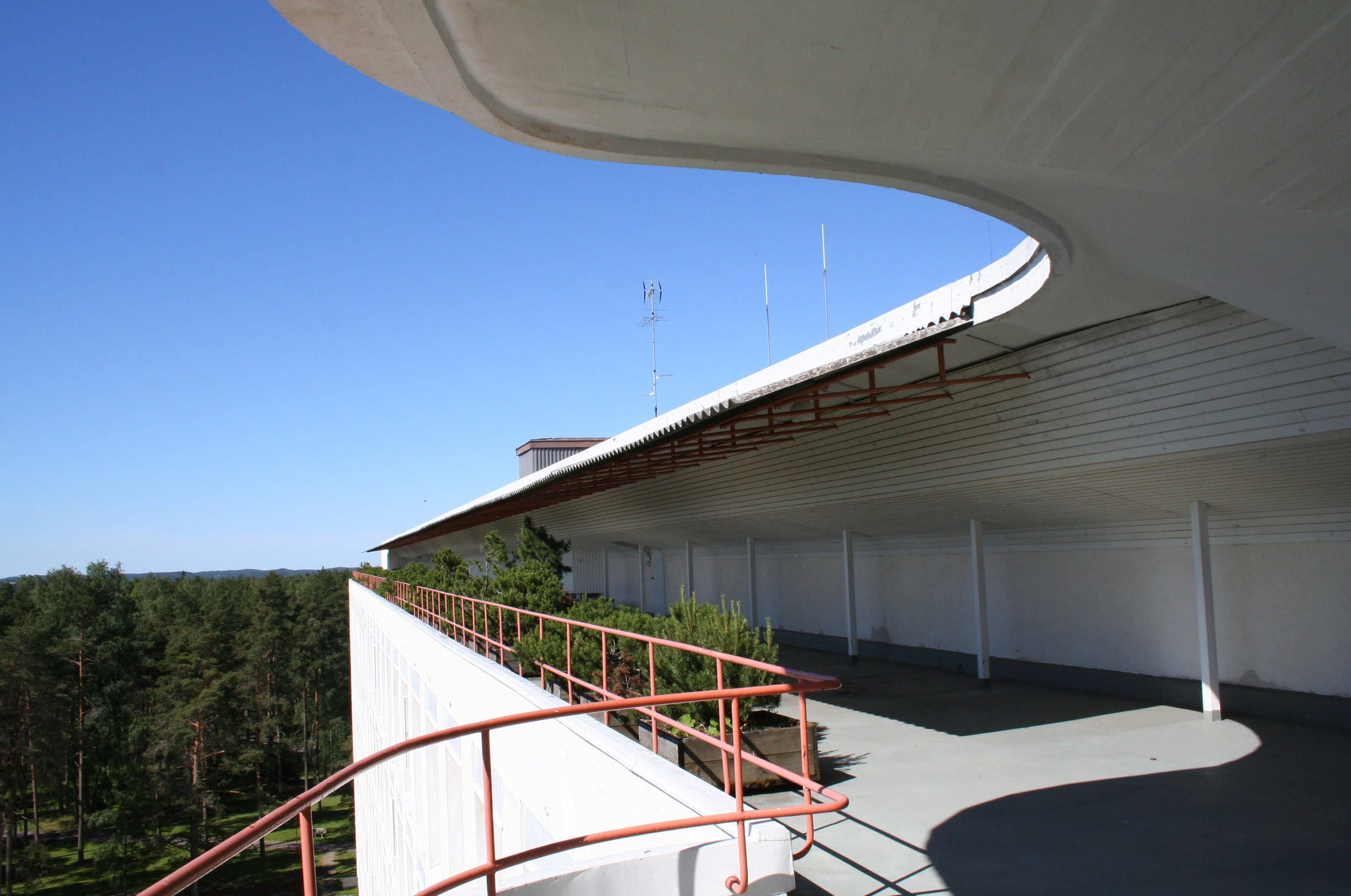 Terrace_of_Paimio_sanatorium_by_Alvar_Aalto_photo_by_Tiina_Rajala