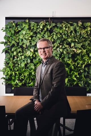 Workspacen Kenny Hytönen ja Naava-älyviherseinä